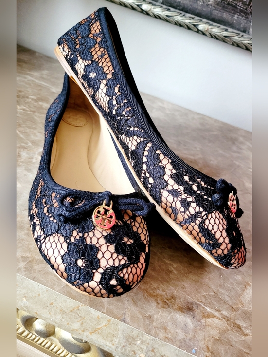 Tory Burch Shoes - Tory Burch Chelsea Black/Nude Lace Ballet Flats with Gold Logo Charm US 9 NEW